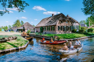 GIETHOORN, NETHERLANDS Mayıs 2020 tipik Giethoorn evleri Mayıs 2020 'de Hollanda, Giethoorn' da görülmektedir. Güzel evler ve bahçıvanlık şehri kuzeyin Venedik 'i olarak bilinir.