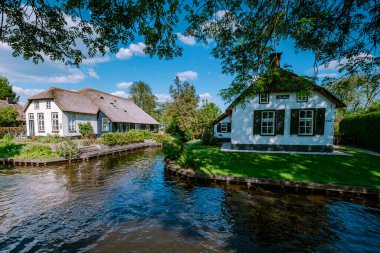 GIETHOORN, NETHERLANDS Mayıs 2020 tipik Giethoorn evleri Mayıs 2020 'de Hollanda, Giethoorn' da görülmektedir. Güzel evler ve bahçıvanlık şehri kuzeyin Venedik 'i olarak bilinir.