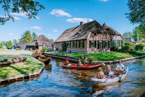 GIETHOORN, NETHERLANDS Mayıs 2020 tipik Giethoorn evleri Mayıs 2020 'de Hollanda, Giethoorn' da görülmektedir. Güzel evler ve bahçıvanlık şehri kuzeyin Venedik 'i olarak bilinir.