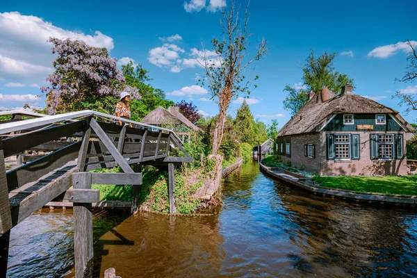 GIETHOORN, NETHERLANDS view of typical houses of Giethoorn on May 2020 in Giethoorn,The Netherlands. 아름다운 가옥 과 정원을 가꾸는 도시는 북부의 베니스로 알려져 있습니다. — 스톡 사진