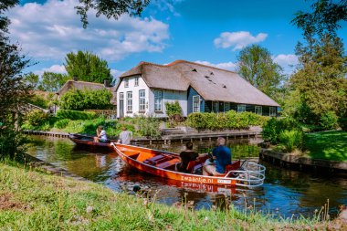 GIETHOORN, NETHERLANDS Mayıs 2020 tipik Giethoorn evleri Mayıs 2020 'de Hollanda, Giethoorn' da görülmektedir. Güzel evler ve bahçıvanlık şehri kuzeyin Venedik 'i olarak bilinir.