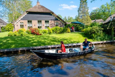 GIETHOORN, NETHERLANDS Mayıs 2020 tipik Giethoorn evleri Mayıs 2020 'de Hollanda, Giethoorn' da görülmektedir. Güzel evler ve bahçıvanlık şehri kuzeyin Venedik 'i olarak bilinir.