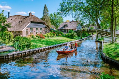 GIETHOORN, NETHERLANDS Mayıs 2020 tipik Giethoorn evleri Mayıs 2020 'de Hollanda, Giethoorn' da görülmektedir. Güzel evler ve bahçıvanlık şehri kuzeyin Venedik 'i olarak bilinir.