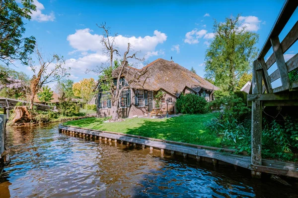 GIETHOORN, NETHERLANDS May 2020 view of typical houses of Giethoorn on May 2020 in Giethoorn,The Netherlands. The beautiful houses and gardening city is know as Venice of the North — Stock Photo, Image