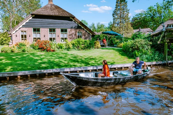 GIETHOORN, ΚΑΤΩ ΧΩΡΕΣ Μάιος 2020 άποψη των τυπικών σπιτιών του Giethoorn τον Μάιο του 2020 στο Giethoorn, Ολλανδία. Τα όμορφα σπίτια και κηπουρική πόλη είναι γνωστή ως Βενετία του Βορρά — Φωτογραφία Αρχείου