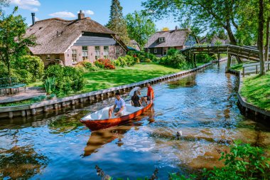 GIETHOORN, NETHERLANDS Mayıs 2020 tipik Giethoorn evleri Mayıs 2020 'de Hollanda, Giethoorn' da görülmektedir. Güzel evler ve bahçıvanlık şehri kuzeyin Venedik 'i olarak bilinir.