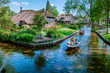 GIETHOORN, NETHERLANDS Mayıs 2020 tipik Giethoorn evleri Mayıs 2020 'de Hollanda, Giethoorn' da görülmektedir. Güzel evler ve bahçıvanlık şehri kuzeyin Venedik 'i olarak bilinir.