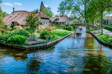GIETHOORN, NETHERLANDS Mayıs 2020 tipik Giethoorn evleri Mayıs 2020 'de Hollanda, Giethoorn' da görülmektedir. Güzel evler ve bahçıvanlık şehri kuzeyin Venedik 'i olarak bilinir.