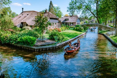 GIETHOORN, NETHERLANDS Mayıs 2020 tipik Giethoorn evleri Mayıs 2020 'de Hollanda, Giethoorn' da görülmektedir. Güzel evler ve bahçıvanlık şehri kuzeyin Venedik 'i olarak bilinir.
