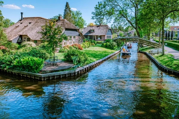 GIETHOORN, PAESI BASSI Maggio 2020 Veduta delle tipiche case di Giethoorn nel maggio 2020 a Giethoorn, Paesi Bassi. Le belle case e la città di giardinaggio è conosciuta come Venezia del Nord — Foto Stock