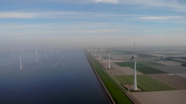 Exploitation éolienne aux Pays-Bas, fleurs d'éoliennes et agriculteurs travaillant sur la terre, énergie verte aux Pays-Bas — Video