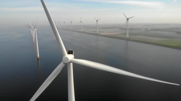 Windmolenpark in Nederland, windmolenturbinebloemen en landarbeiders, groene energie in Nederland — Stockvideo