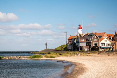 Urk Nehterlands, Urk adında küçük bir balıkçı köyü, Ijsselmeer Hollanda Flevoland Gölü kıyısında renkli bir deniz feneridir.
