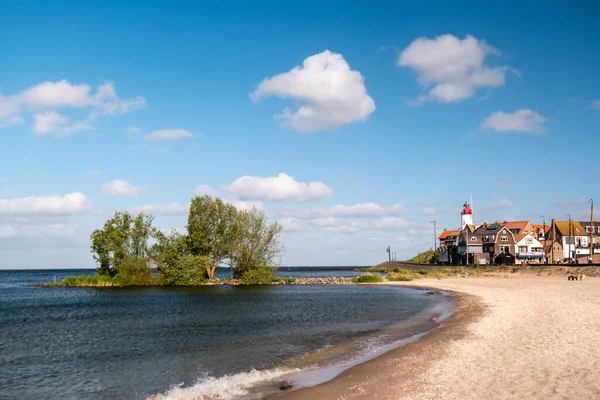 Урк-Нехтерландс, маленькая рыбацкая деревушка Урк с красочным маяком на берегу озера Эйссельдорф Нидерланды Флеволанд — стоковое фото