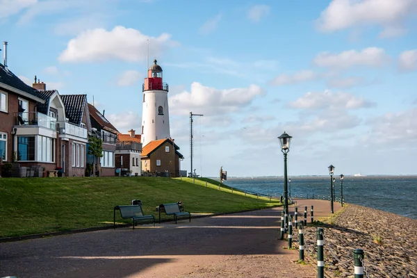 Urk Nehterlands, kleines Fischerdorf Urk mit einem bunten Leuchtturm am See Ijsselmeer — Stockfoto