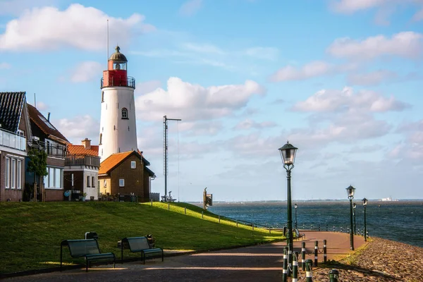 Urk Nehterlands, pequeño pueblo de pescadores Urk con es colorido faro junto al lago Ijsselmeer Países Bajos Flevoland —  Fotos de Stock