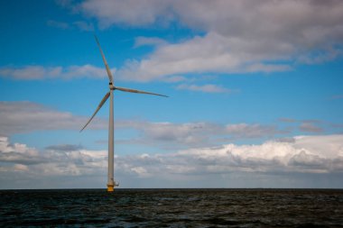 Hollanda Noordoostpolder 'de devasa türbinleri olan dev yel değirmeni parkına giden yol Flevoland' daki yeşil enerji rüzgar değirmeni parkı.