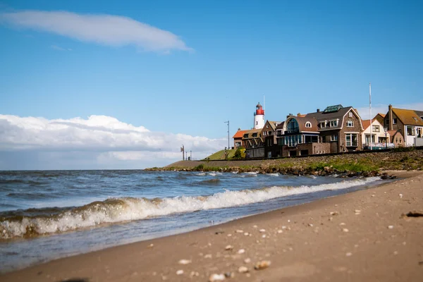 Urk Nehterlands, pequeño pueblo de pescadores Urk con es colorido faro junto al lago Ijsselmeer Países Bajos Flevoland —  Fotos de Stock