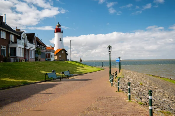 Urk Nehterlands, kleines Fischerdorf Urk mit einem bunten Leuchtturm am See Ijsselmeer — Stockfoto