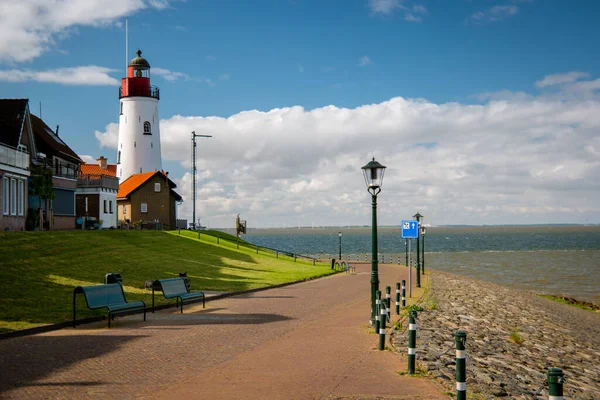 Urk Nehterlands, kleines Fischerdorf Urk mit einem bunten Leuchtturm am See Ijsselmeer — Stockfoto