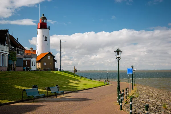 Urk Nehterlands, kleines Fischerdorf Urk mit einem bunten Leuchtturm am See Ijsselmeer — Stockfoto