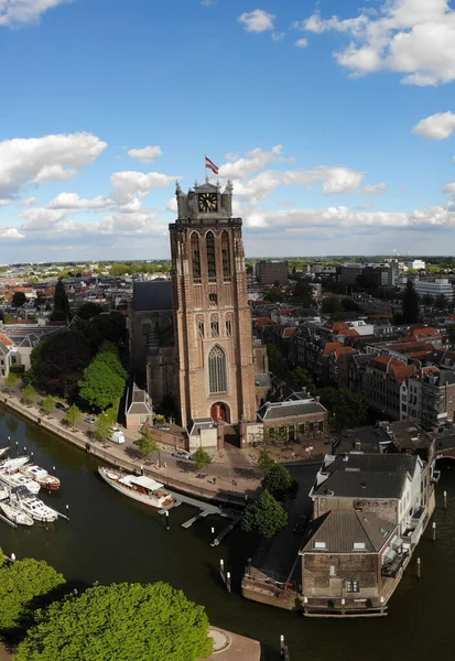 Dordrecht Holandia, panorama starego miasta Dordrecht z budynkami kościoła i kanału w Holandii — Zdjęcie stockowe