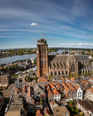Dordrecht Hollanda, Hollanda 'da kilise ve kanal binaları olan eski Dordrecht şehrinin ufuk çizgisi.