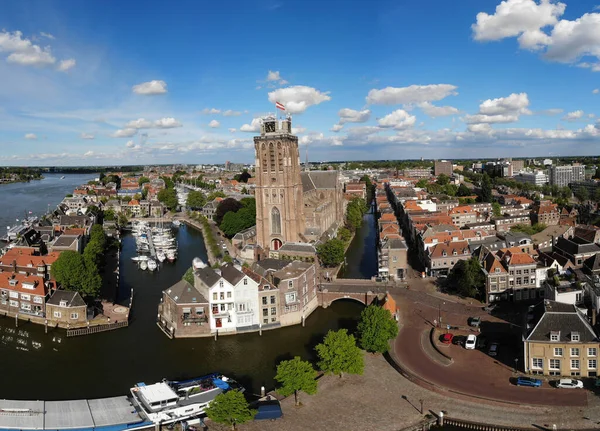 Dordrecht Holandia, panorama starego miasta Dordrecht z budynkami kościoła i kanału w Holandii — Zdjęcie stockowe
