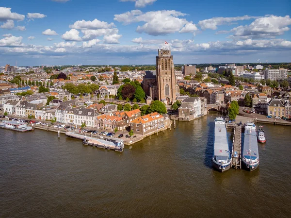 Dordrecht Κάτω Χώρες, ορίζοντας της παλιάς πόλης της Dordrecht με κτίρια εκκλησιών και καναλιών στις Κάτω Χώρες — Φωτογραφία Αρχείου
