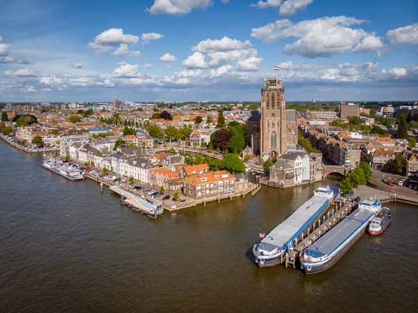 Dordrecht Nederland, skyline van de oude stad Dordrecht met kerk- en grachtenpanden in Nederland — Stockfoto