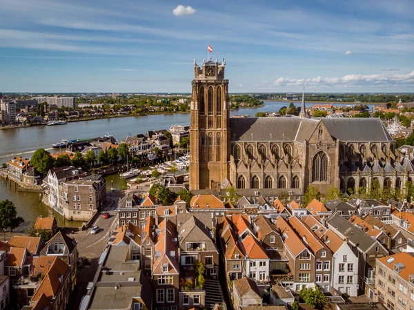 ドルドレヒトオランダ、オランダの教会や運河の建物とドルドレヒトの旧市街のスカイライン — ストック写真
