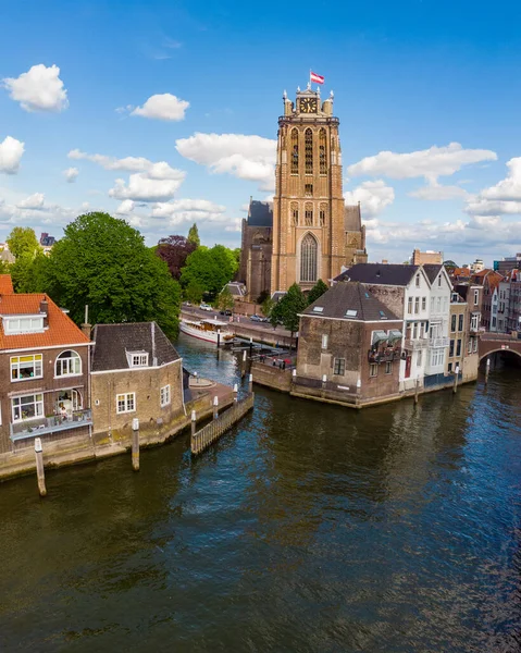 Dordrecht Nederland, skyline van de oude stad Dordrecht met kerk- en grachtenpanden in Nederland — Stockfoto