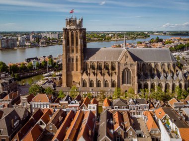 Dordrecht Hollanda, Hollanda 'da kilise ve kanal binaları olan eski Dordrecht şehrinin ufuk çizgisi.