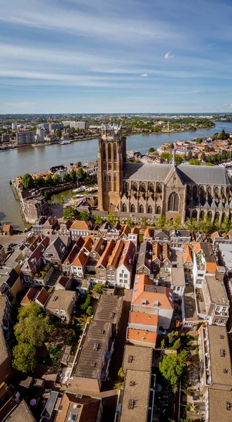 Dordrecht Nederland, skyline van de oude stad Dordrecht met kerk- en grachtenpanden in Nederland — Stockfoto