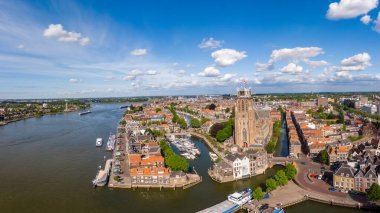 Dordrecht Hollanda, Hollanda 'da kilise ve kanal binaları olan eski Dordrecht şehrinin ufuk çizgisi.