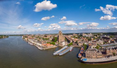 Dordrecht Hollanda, Hollanda 'da kilise ve kanal binaları olan eski Dordrecht şehrinin ufuk çizgisi.