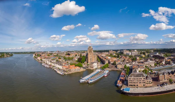 Dordrecht Κάτω Χώρες, ορίζοντας της παλιάς πόλης της Dordrecht με κτίρια εκκλησιών και καναλιών στις Κάτω Χώρες — Φωτογραφία Αρχείου