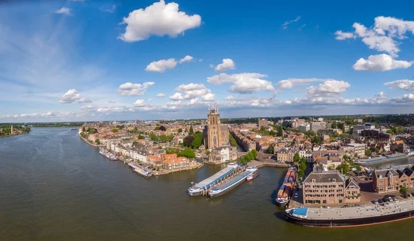 Dordrecht Nederland, skyline van de oude stad Dordrecht met kerk- en grachtenpanden in Nederland — Stockfoto