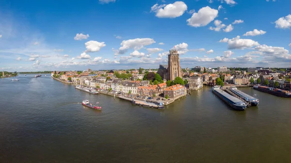 Dordrecht Holandia, panorama starego miasta Dordrecht z budynkami kościoła i kanału w Holandii — Zdjęcie stockowe