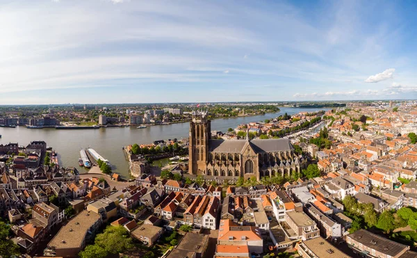 ドルドレヒトオランダ、オランダの教会や運河の建物とドルドレヒトの旧市街のスカイライン — ストック写真