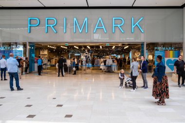 Utrecht Hollanda, 23 Mayıs 2020, alışveriş merkezi Hoog Catharijne, Coronavirus salgını sırasında yoğun bir hafta sonu günü insanlar 1,5 metre mesafede dükkana girmek için kuyrukta bekliyor.. 