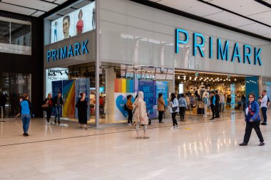 Utrecht Hollanda, 23 Mayıs 2020, alışveriş merkezi Hoog Catharijne, Coronavirus salgını sırasında yoğun bir hafta sonu günü insanlar 1,5 metre mesafede dükkana girmek için kuyrukta bekliyor.. 