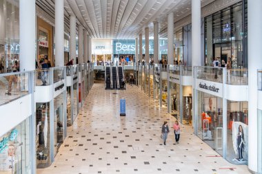 Utrecht Hollanda, 23 Mayıs 2020, alışveriş merkezi Hoog Catharijne, Coronavirus salgını sırasında yoğun bir hafta sonu günü insanlar 1,5 metre mesafede dükkana girmek için kuyrukta bekliyor.. 
