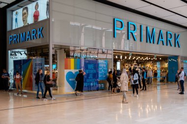 Utrecht Hollanda, 23 Mayıs 2020, alışveriş merkezi Hoog Catharijne, Coronavirus salgını sırasında yoğun bir hafta sonu günü insanlar 1,5 metre mesafede dükkana girmek için kuyrukta bekliyor.. 