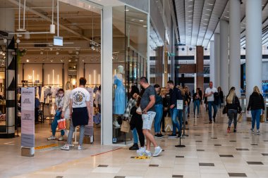 Utrecht Hollanda, 23 Mayıs 2020, alışveriş merkezi Hoog Catharijne, Coronavirus salgını sırasında yoğun bir hafta sonu günü insanlar 1,5 metre mesafede dükkana girmek için kuyrukta bekliyor.. 