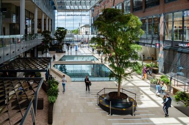 Utrecht Hollanda, 23 Mayıs 2020, alışveriş merkezi Hoog Catharijne, Coronavirus salgını sırasında yoğun bir hafta sonu günü insanlar 1,5 metre mesafede dükkana girmek için kuyrukta bekliyor.. 
