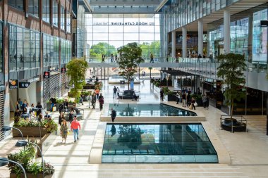 Utrecht Hollanda, 23 Mayıs 2020, alışveriş merkezi Hoog Catharijne, Coronavirus salgını sırasında yoğun bir hafta sonu günü insanlar 1,5 metre mesafede dükkana girmek için kuyrukta bekliyor.. 