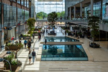 Utrecht Hollanda, 23 Mayıs 2020, alışveriş merkezi Hoog Catharijne, Coronavirus salgını sırasında yoğun bir hafta sonu günü insanlar 1,5 metre mesafede dükkana girmek için kuyrukta bekliyor.. 