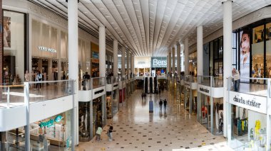 Utrecht Hollanda, 23 Mayıs 2020, alışveriş merkezi Hoog Catharijne, Coronavirus salgını sırasında yoğun bir hafta sonu günü insanlar 1,5 metre mesafede dükkana girmek için kuyrukta bekliyor.. 