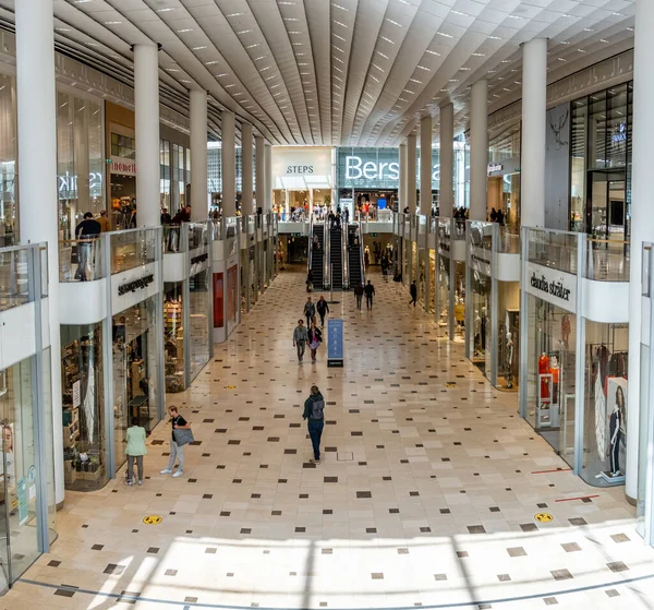 Utrecht Niederlande 23. Mai 2020, Einkaufszentrum Hoog Catharijne an einem geschäftigen Wochenendtag während des Coronavirus-Ausbruchs mit Menschen, die Schlange stehen, um den Laden zu betreten. — Stockfoto